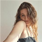 Maestra divertida. 
También se puede aprender a través del juego, y lo haremos siempre que podamos.